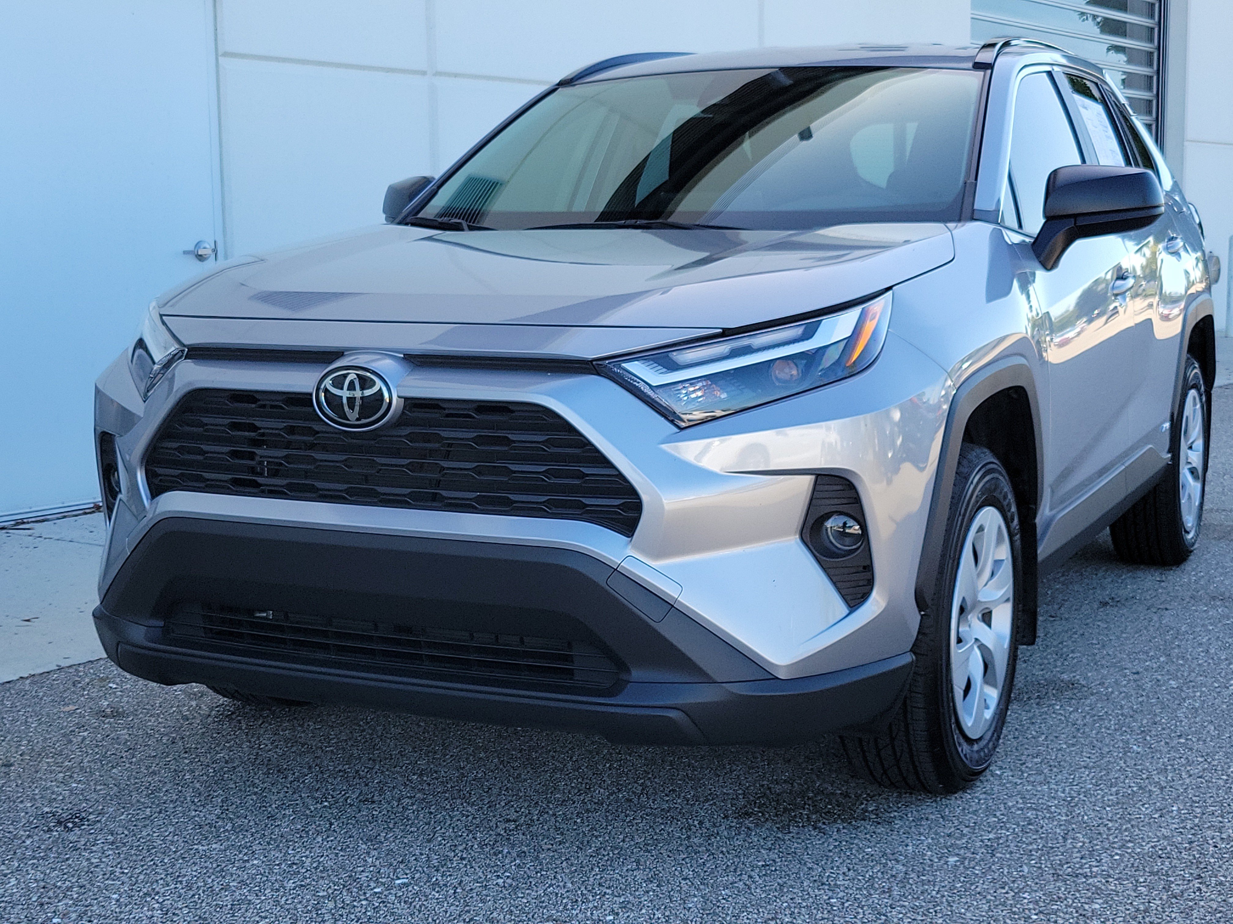 Used 2025 Toyota RAV4 LE AWD/4WD image 3
