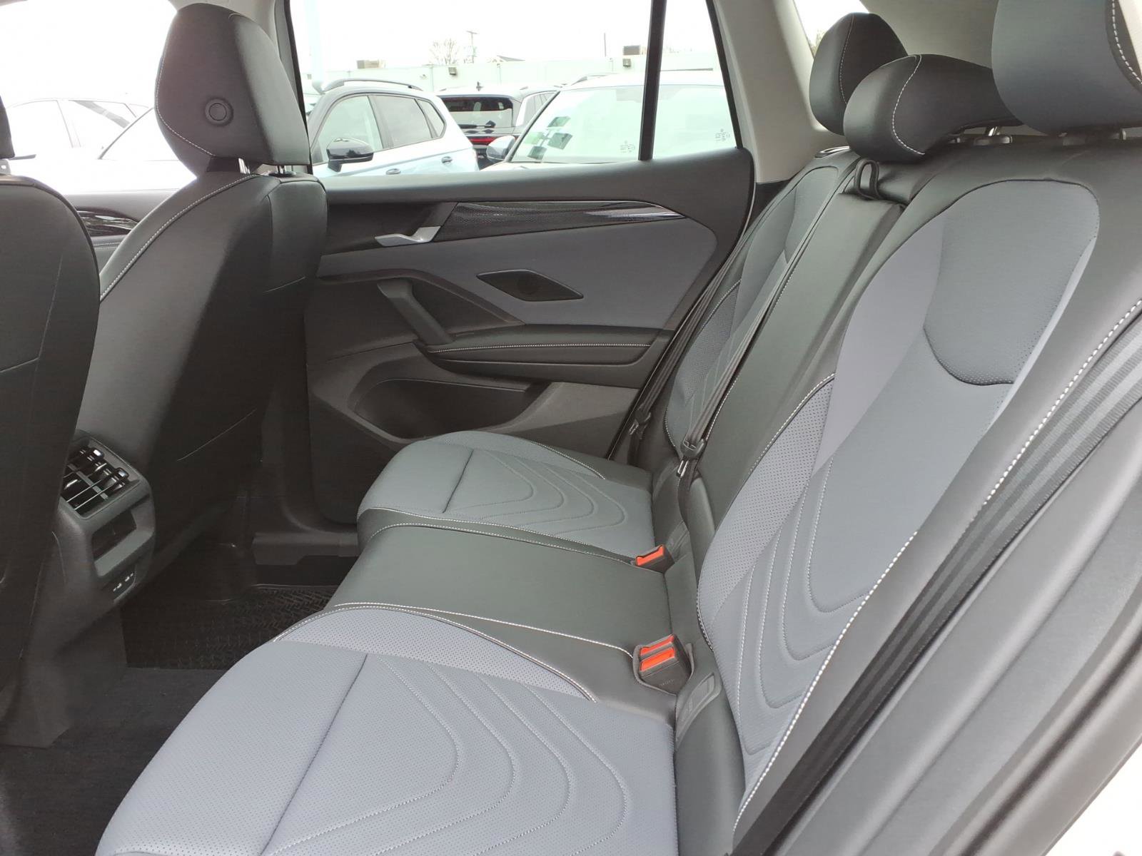 New 2025 Volkswagen Tiguan SE image 9