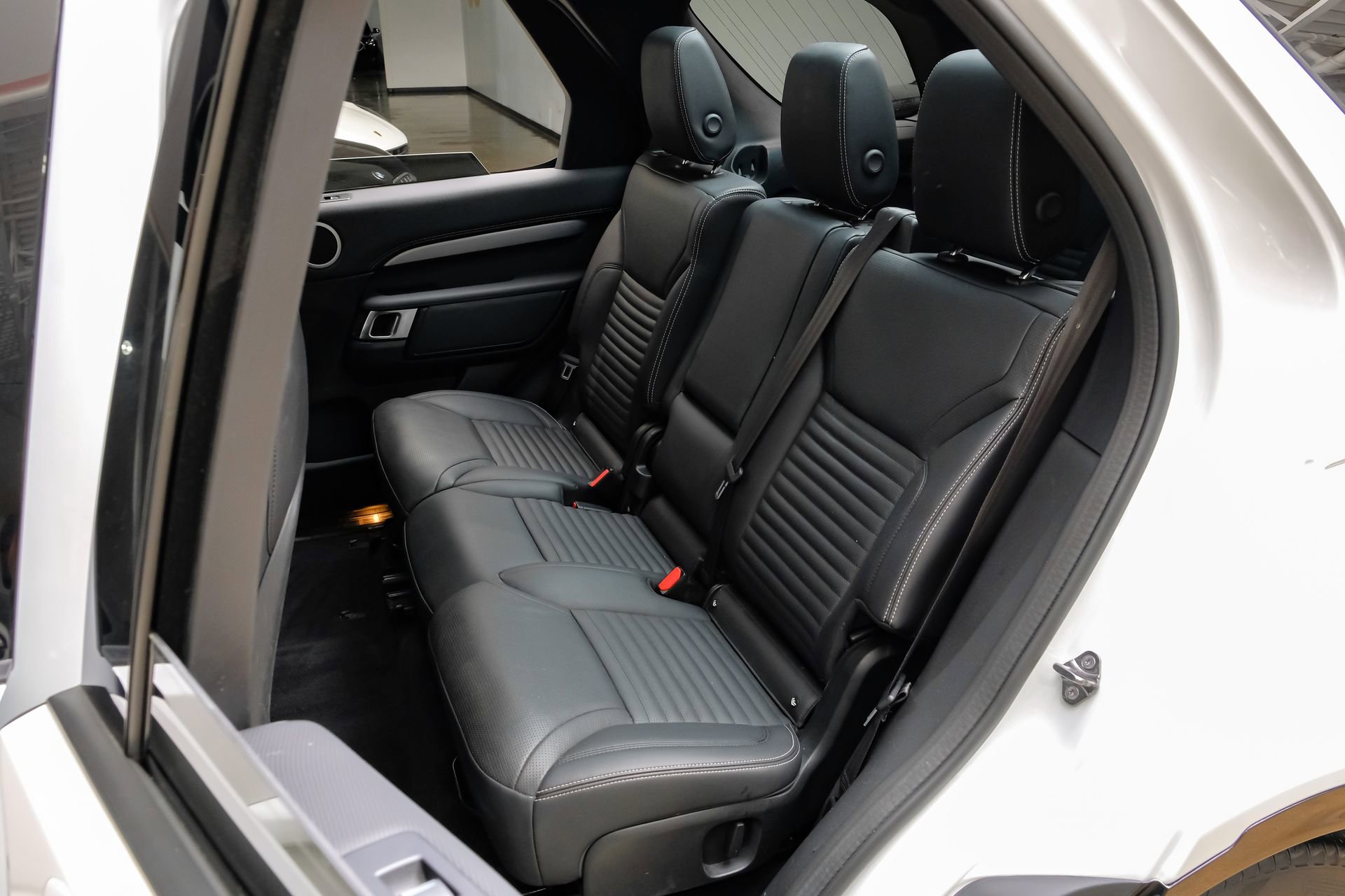 Used 2023 Land Rover Discovery S R-Dynamic image 42