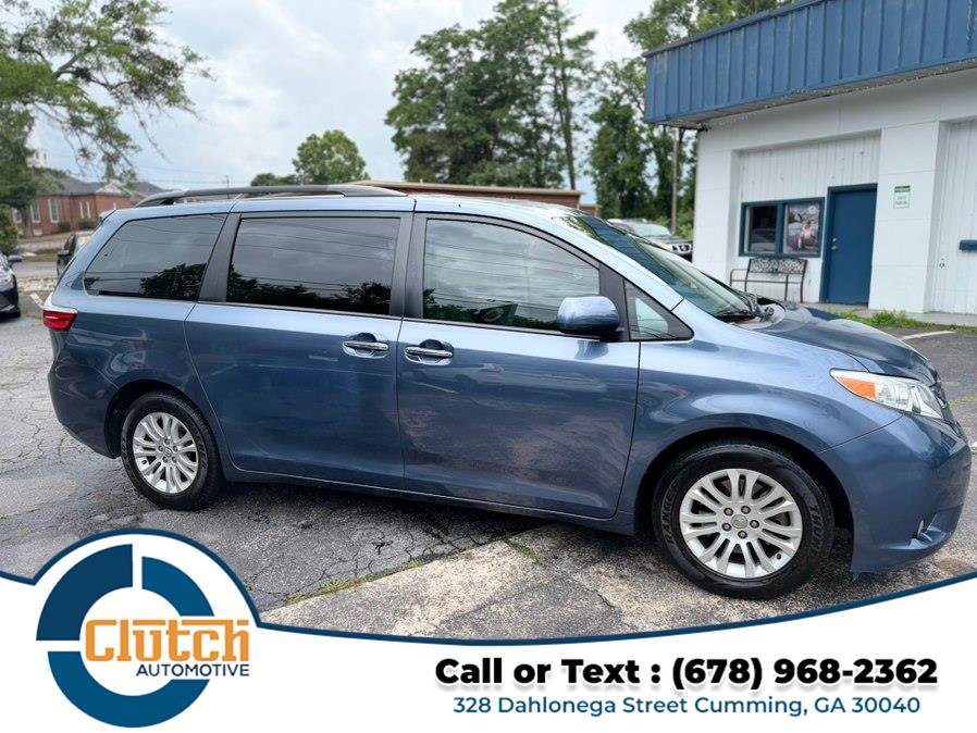 Used 2017 Toyota Sienna XLE w/ XLE Navigation Package FWD image 4