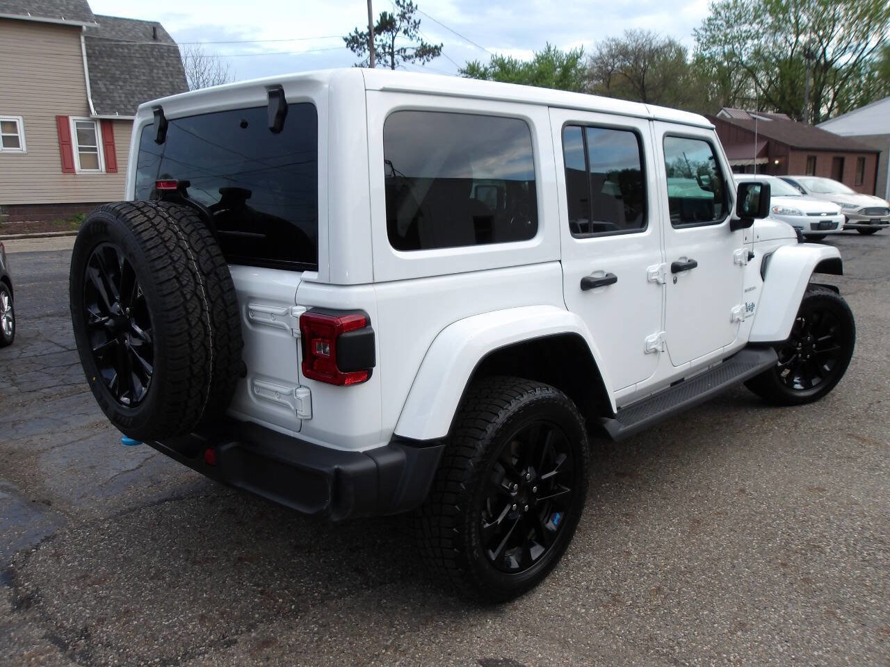 Used 2023 Jeep Wrangler Unlimited Sahara w/ Cold Weather Group AWD/4WD image 6