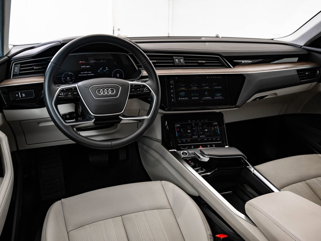 Used 2022 Audi e-tron Premium Plus w/ Premium Plus Package image 4