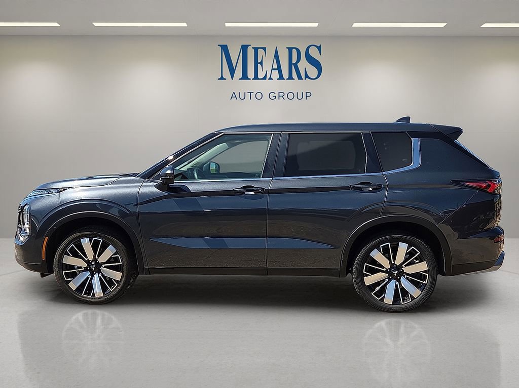 Used 2025 Mitsubishi Outlander SE image 2