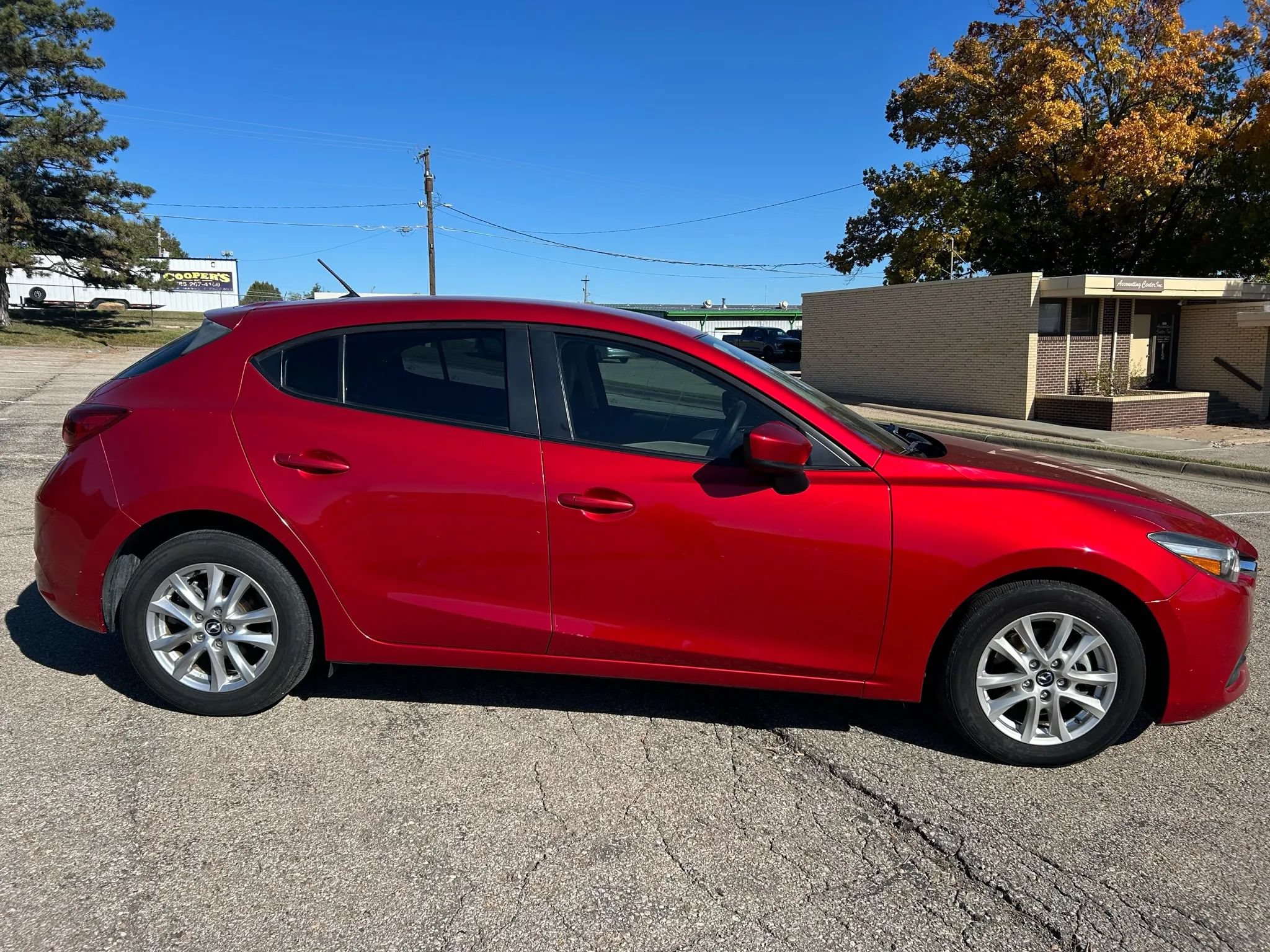 Used 2017 MAZDA MAZDA3 Sport FWD image 4