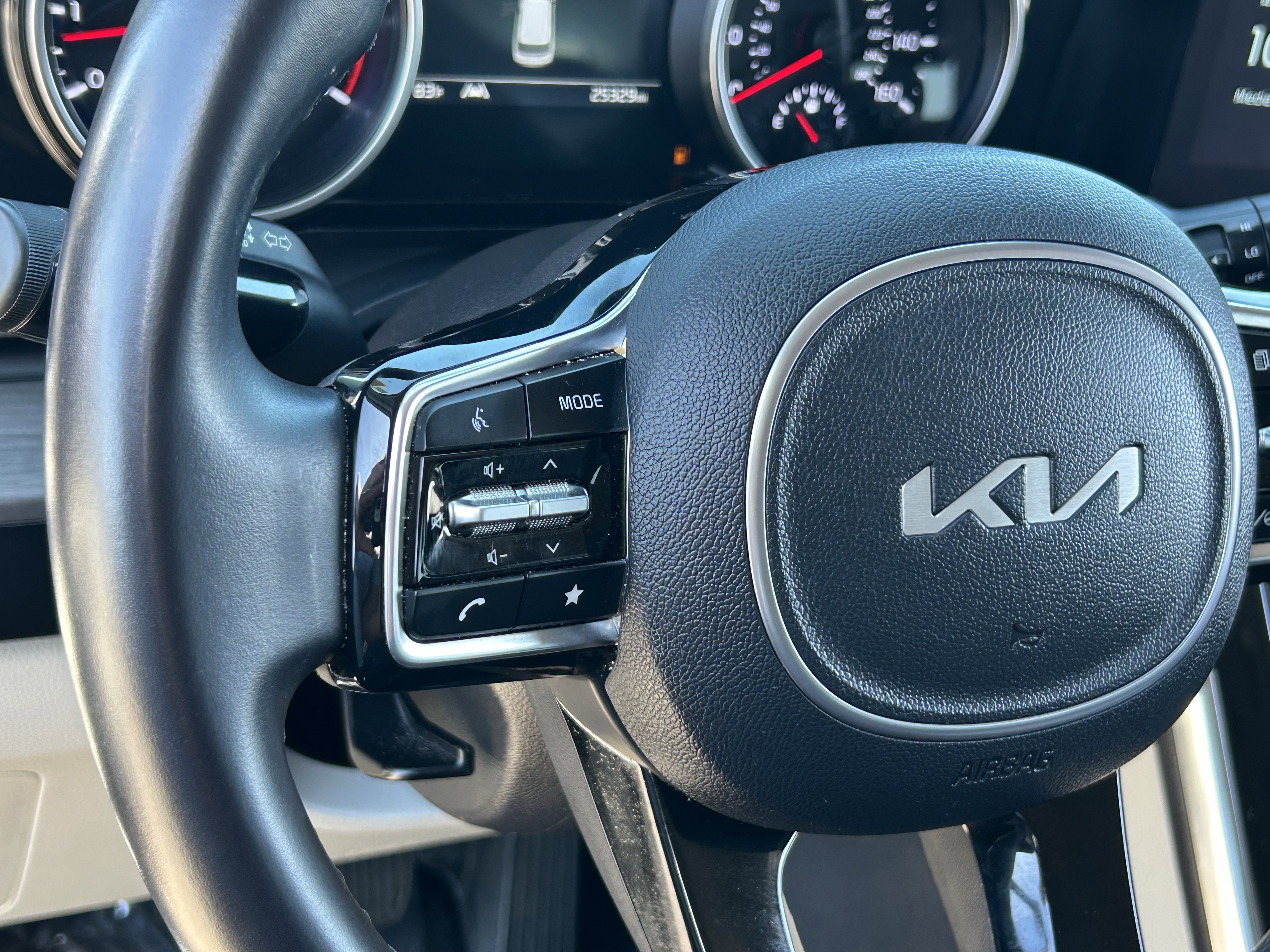 Used 2024 Kia Carnival EX image 25