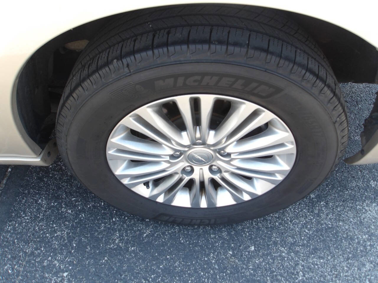 Used 2015 Chrysler Town & Country Touring-L w/ Driver Convenience Group image 8