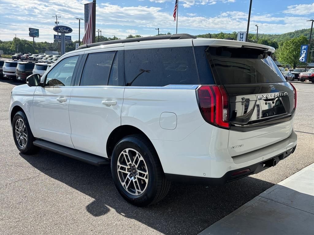 Used 2025 Ford Expedition Active RWD image 2