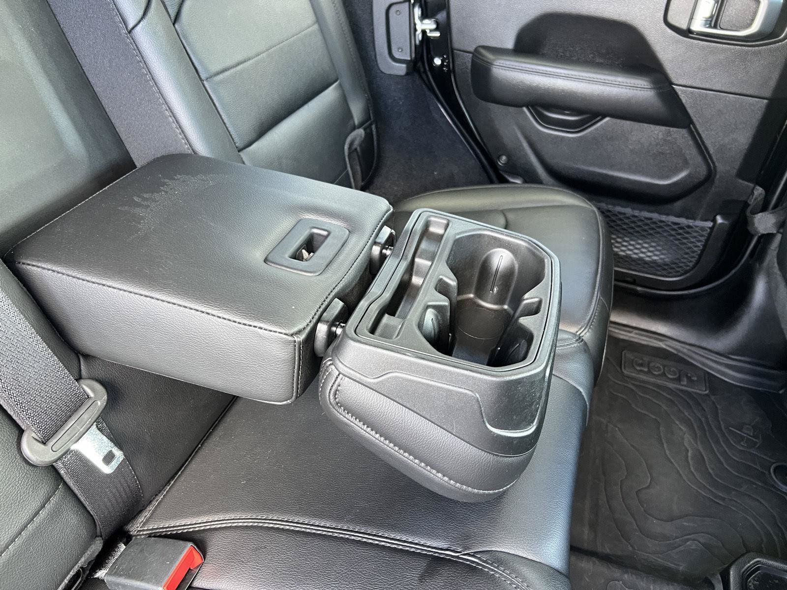 Used 2022 Jeep Wrangler Unlimited Sahara AWD/4WD image 16