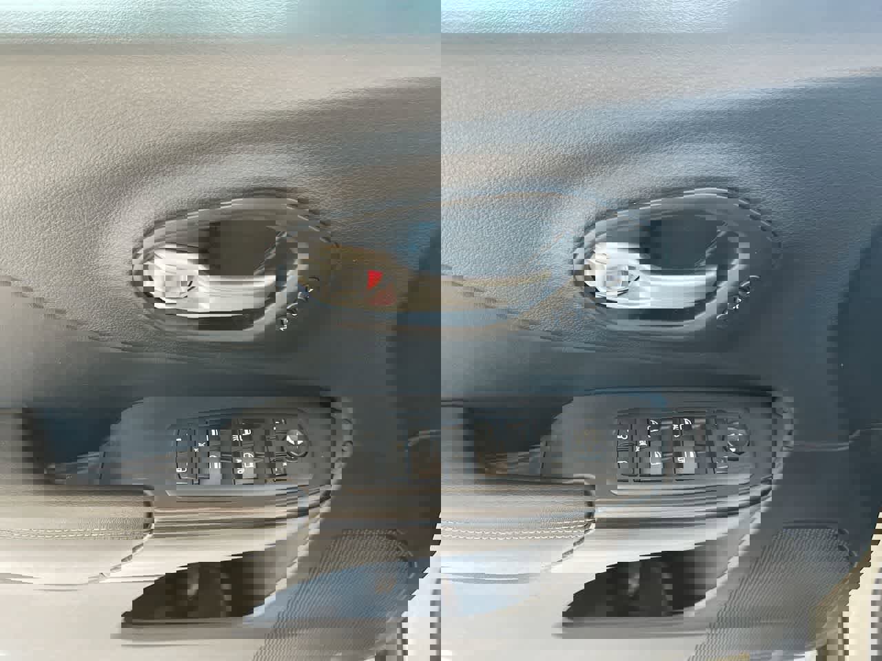 Used 2016 Jeep Cherokee Limited w/ Luxury Group image 13