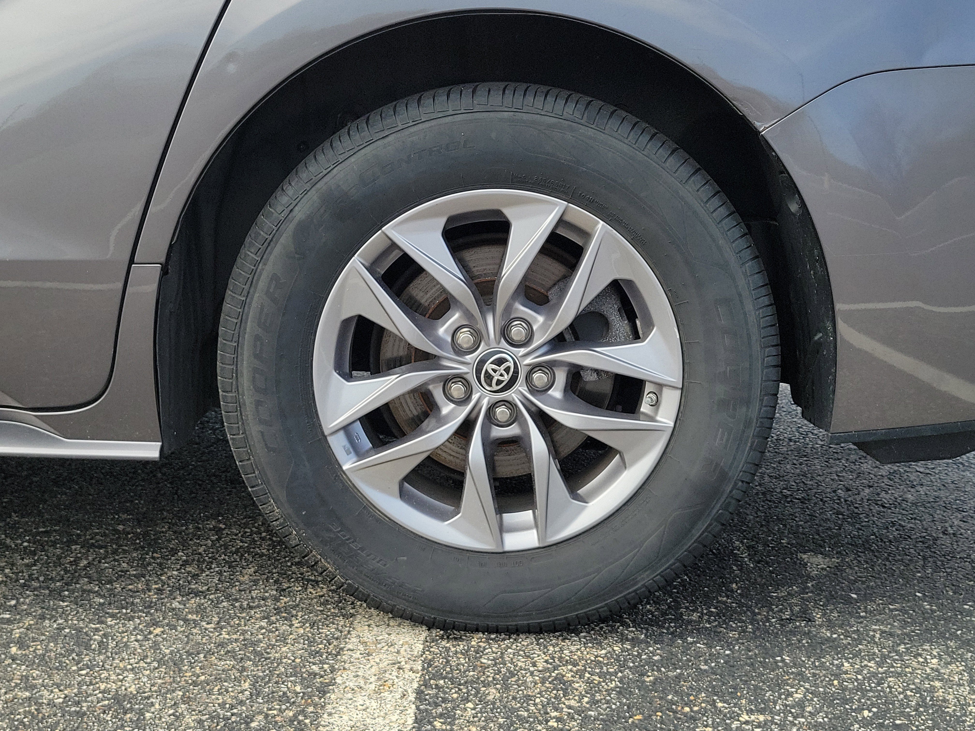 Used 2021 Toyota Sienna LE image 5