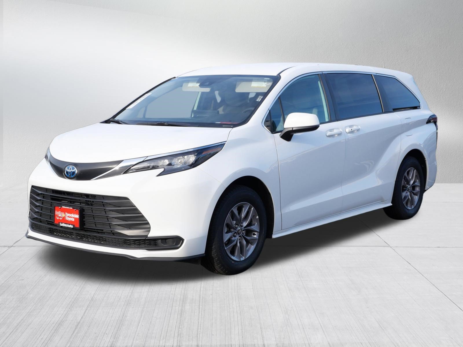 Certified 2025 Toyota Sienna LE AWD/4WD image 3