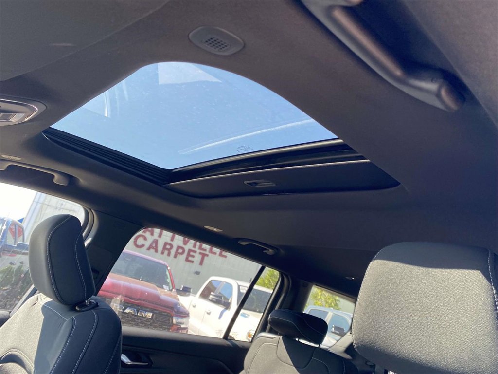 New 2025 Jeep Grand Cherokee L Laredo image 16