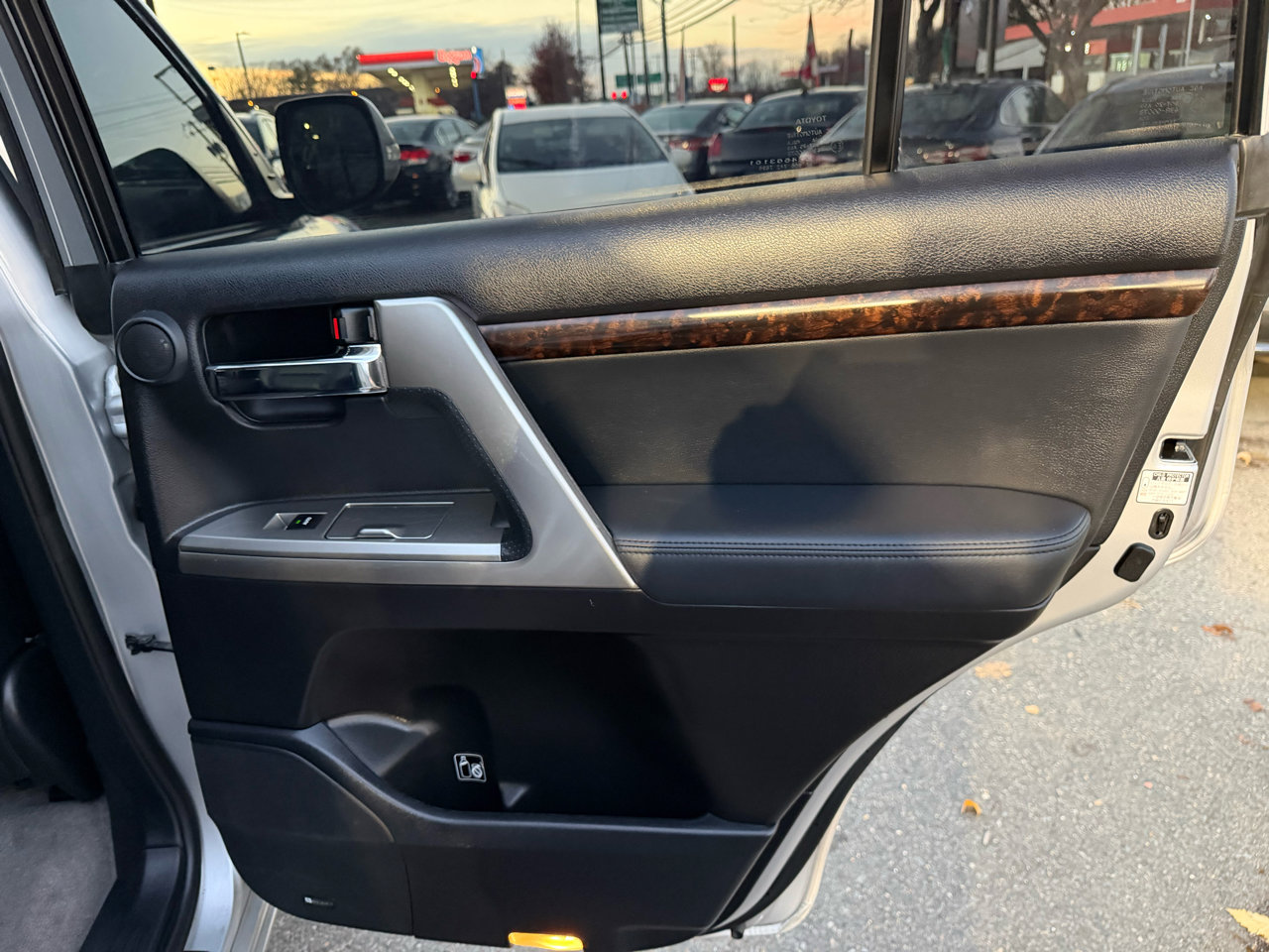 Used 2013 Toyota Land Cruiser image 32