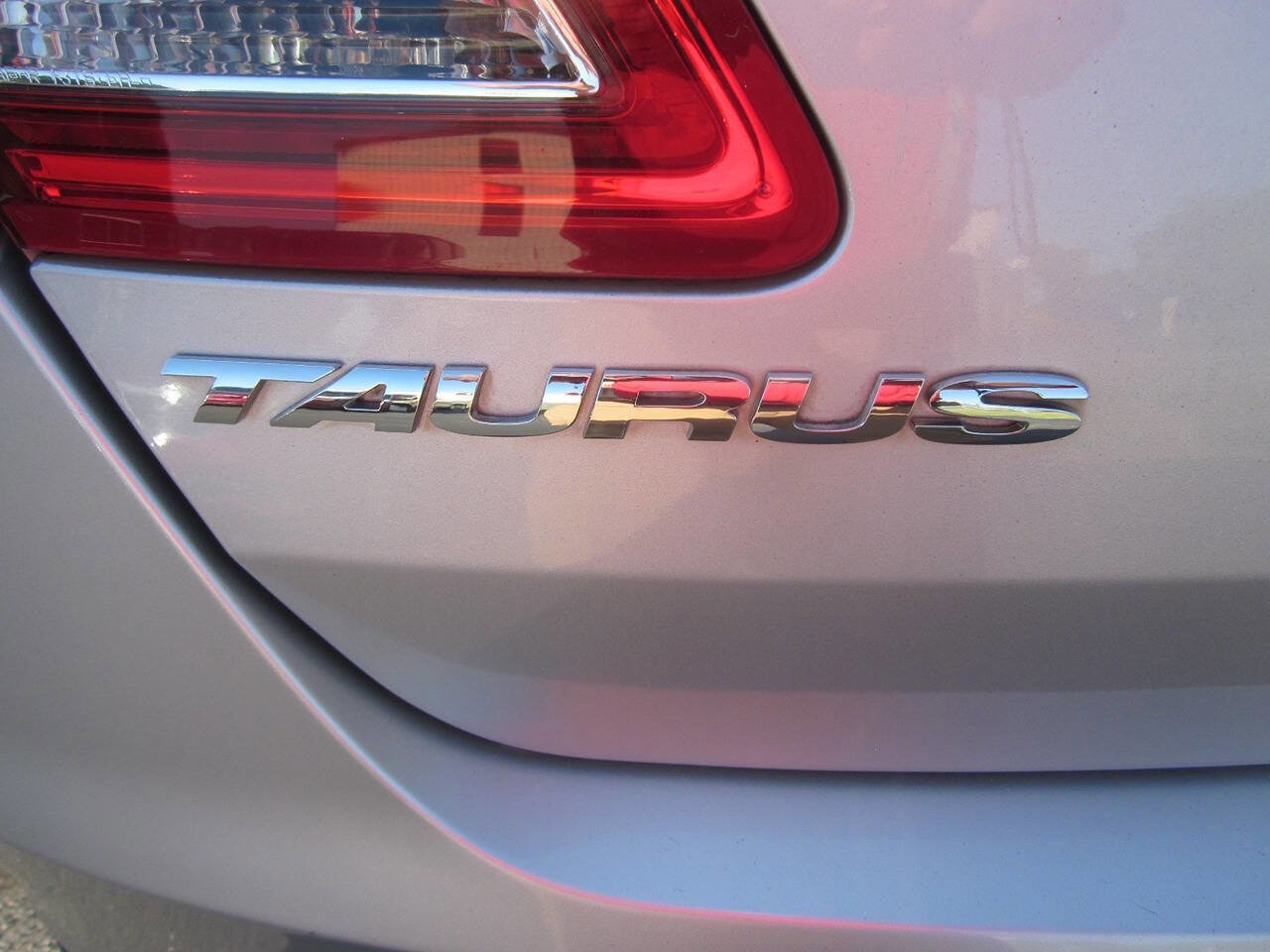 Used 2013 Ford Taurus Limited FWD image 30