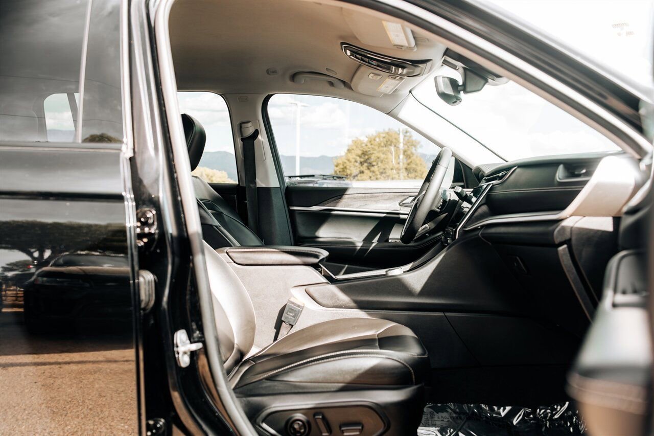 Used 2023 Jeep Grand Cherokee L Limited w/ Trailer Tow Group (B) image 49