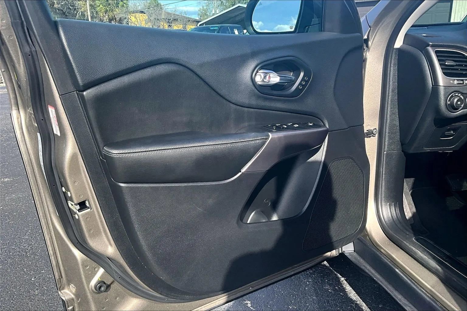 Used 2019 Jeep Cherokee Limited image 17