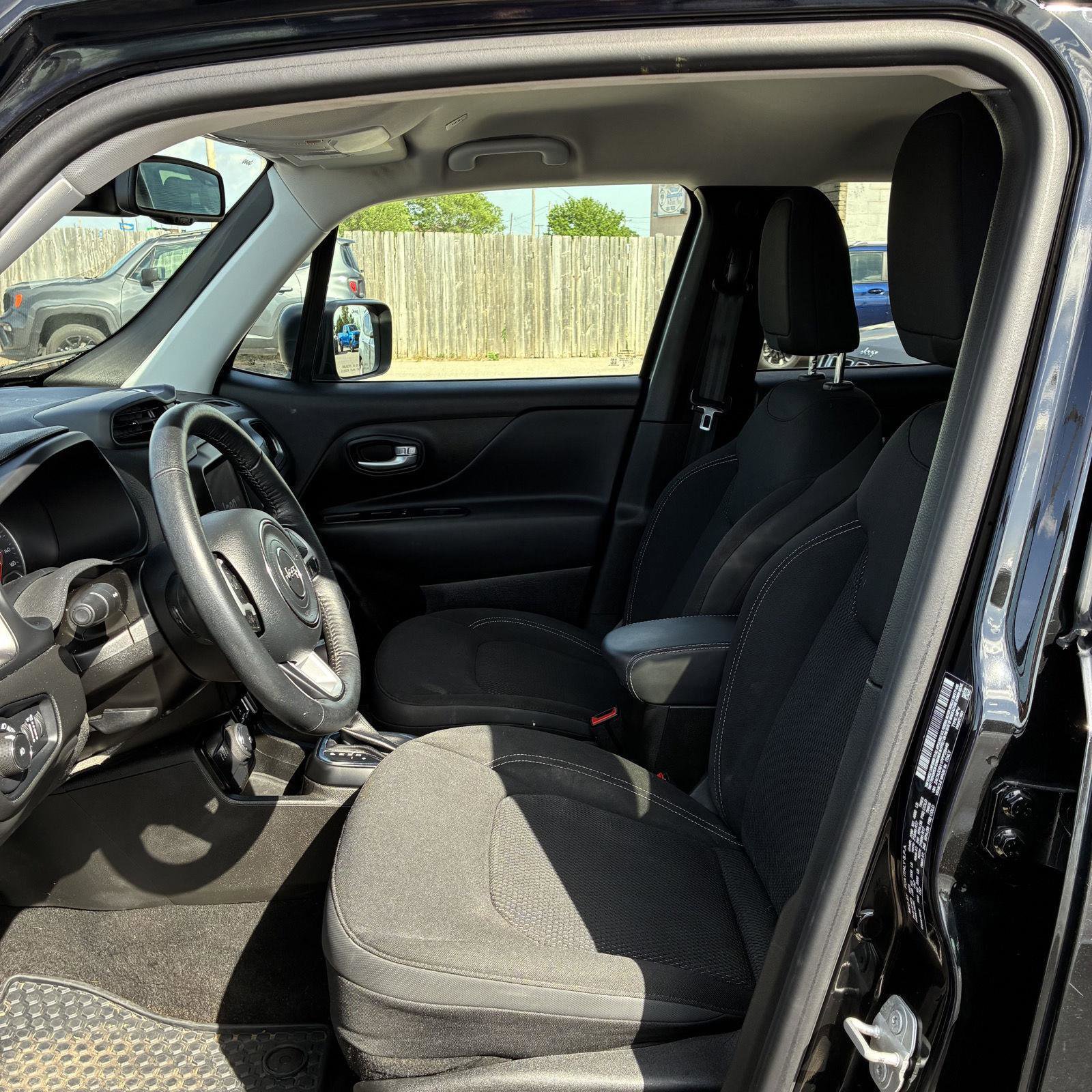 Used 2023 Jeep Renegade Latitude w/ Premium Group image 9