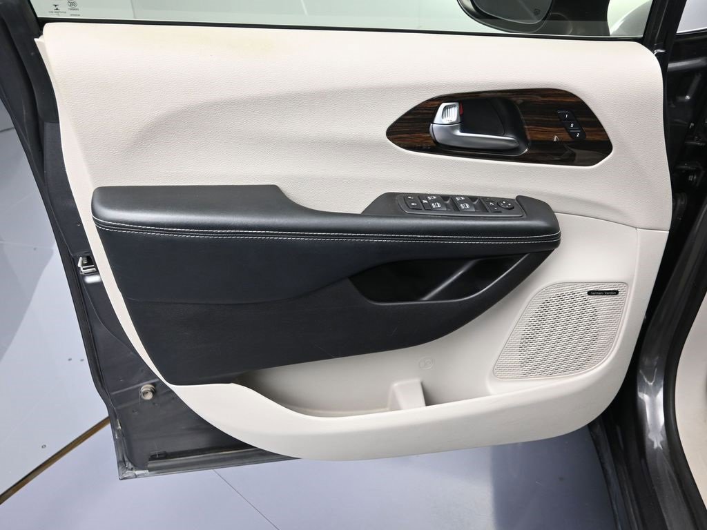 Used 2022 Chrysler Pacifica Limited image 10