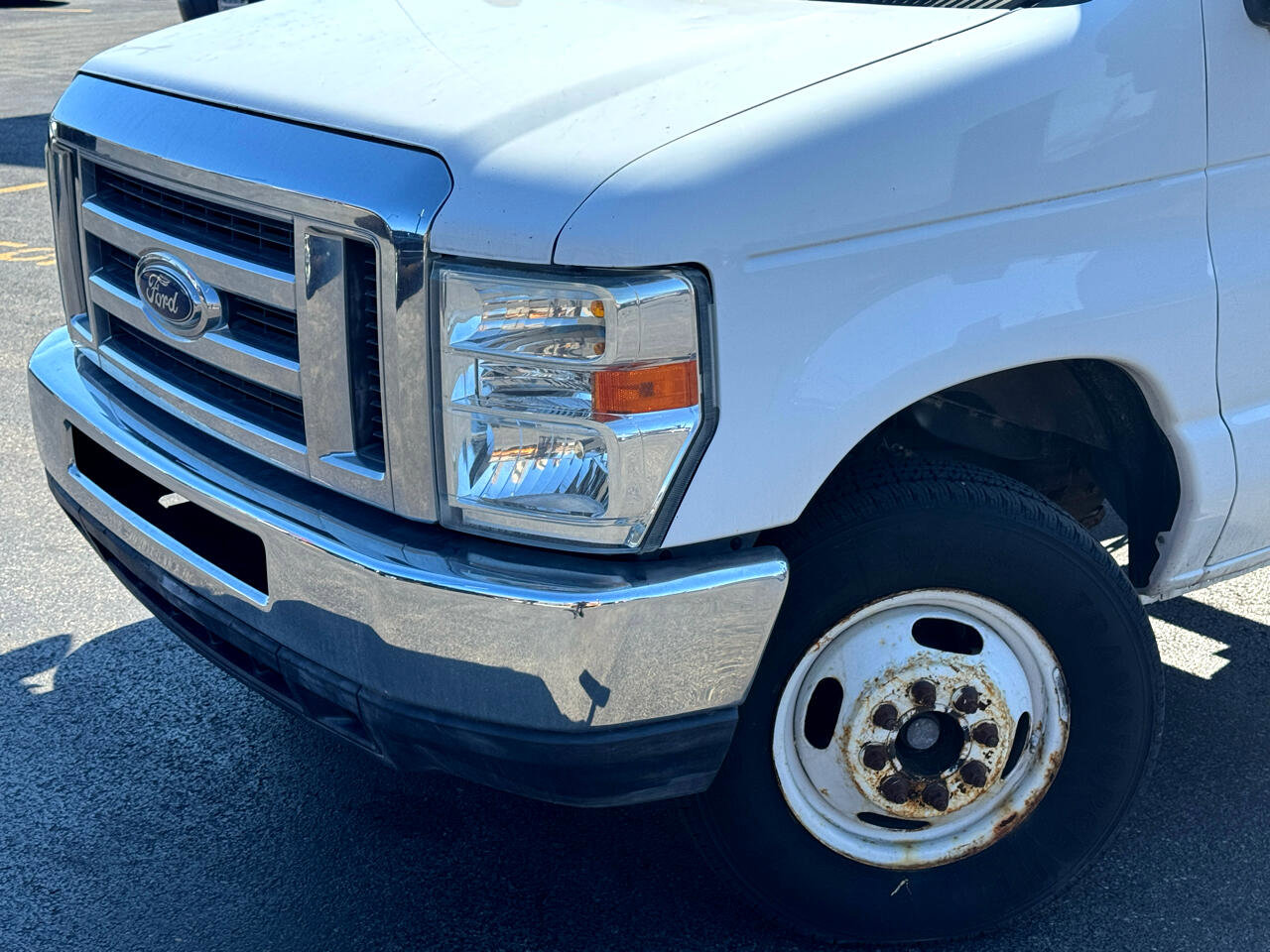 Used 2011 Ford E-450 and Econoline 450 Super Duty image 2