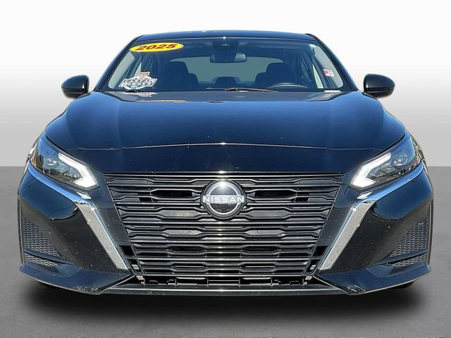 Used 2025 Nissan Altima 2.5 SV FWD image 2
