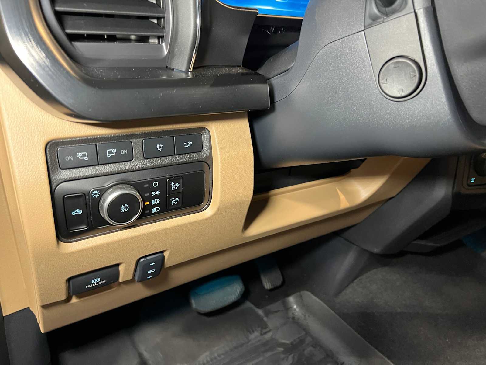 Used 2024 Ford F350 Lariat w/ Sport Appearance Package image 27