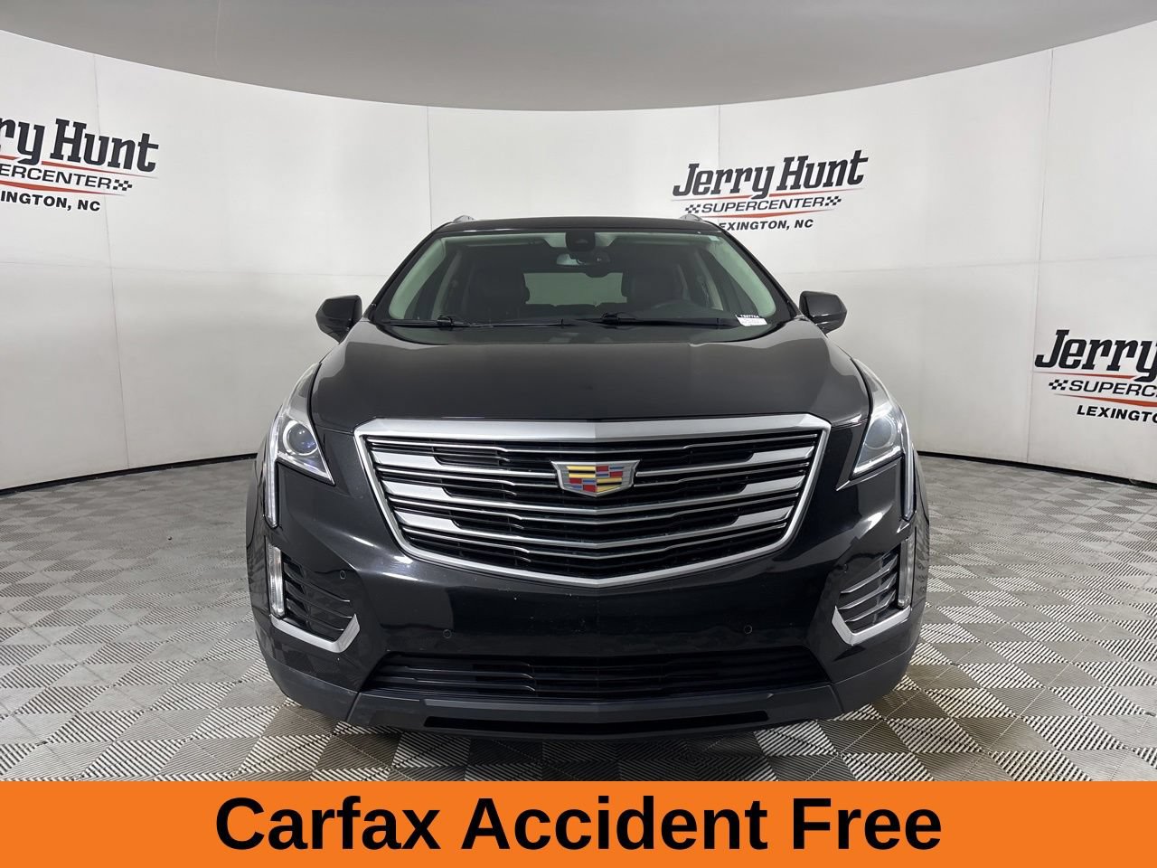 Used 2017 Cadillac XT5 Luxury w/ Driver Awareness Package FWD image 4