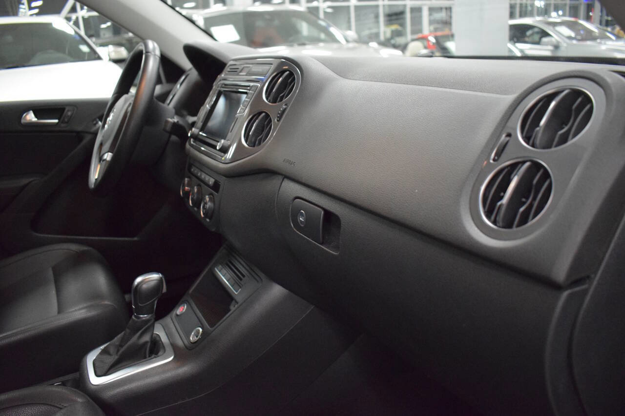 Used 2016 Volkswagen Tiguan SE image 12