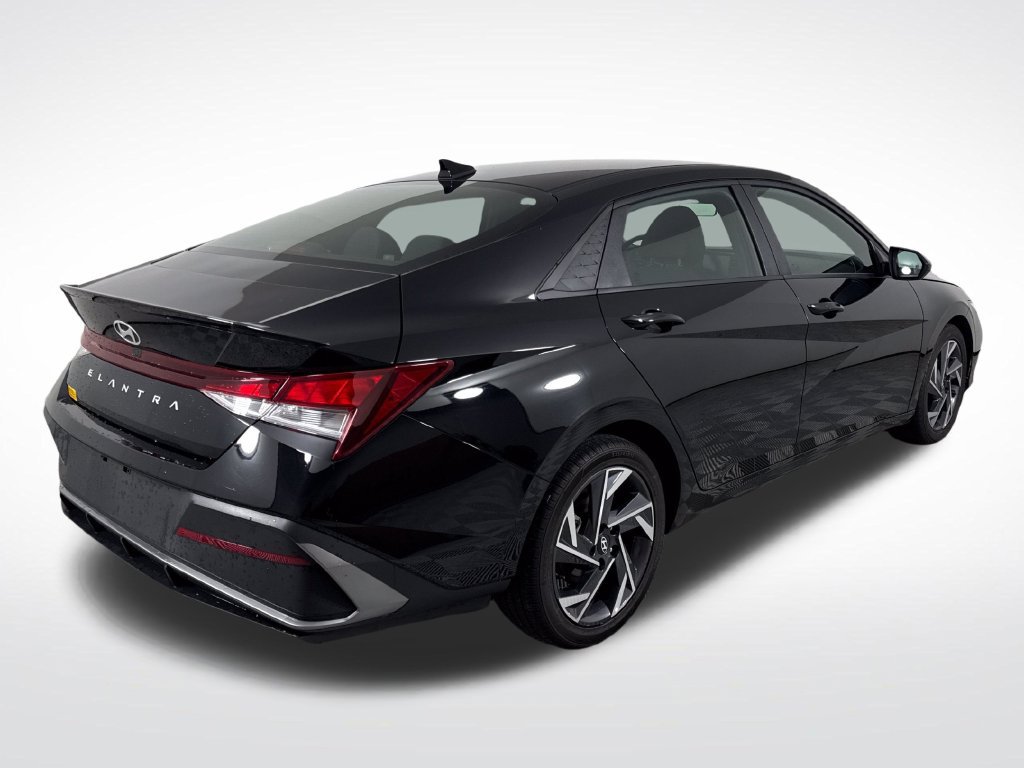 Used 2025 Hyundai Elantra Sport FWD image 3
