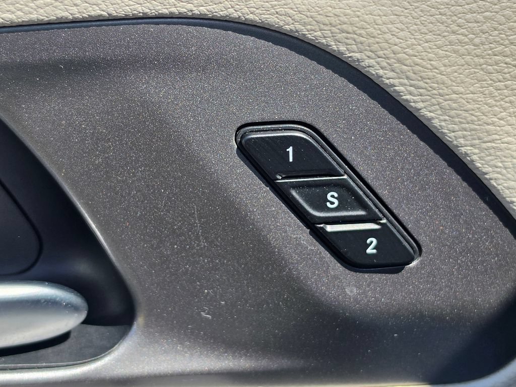 Used 2023 Chrysler Pacifica Touring-L FWD image 11