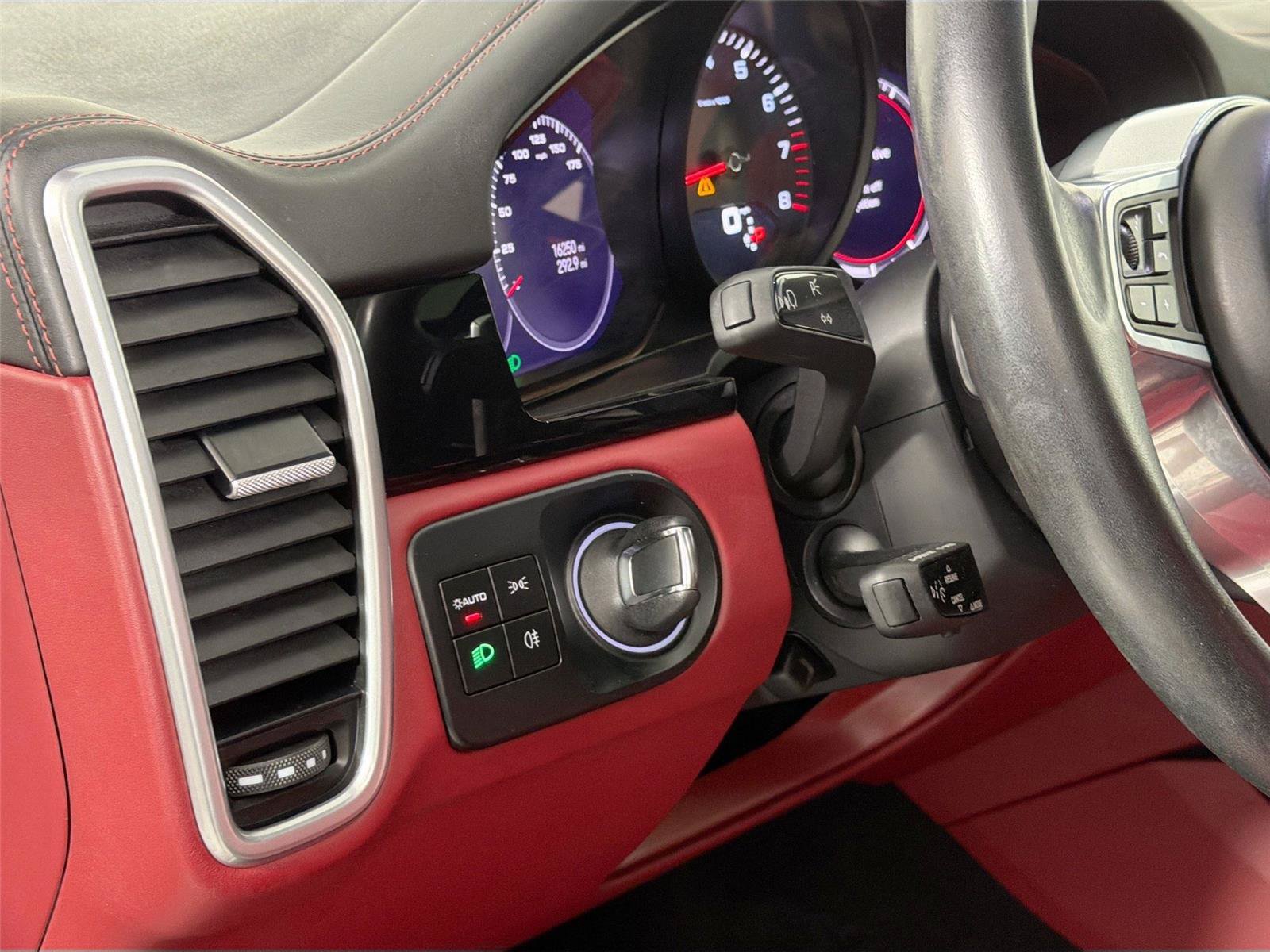 Certified 2023 Porsche Cayenne Platinum Edition AWD/4WD image 32