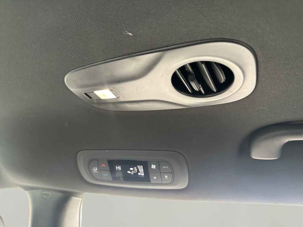 Used 2025 Chrysler Pacifica Select FWD image 25
