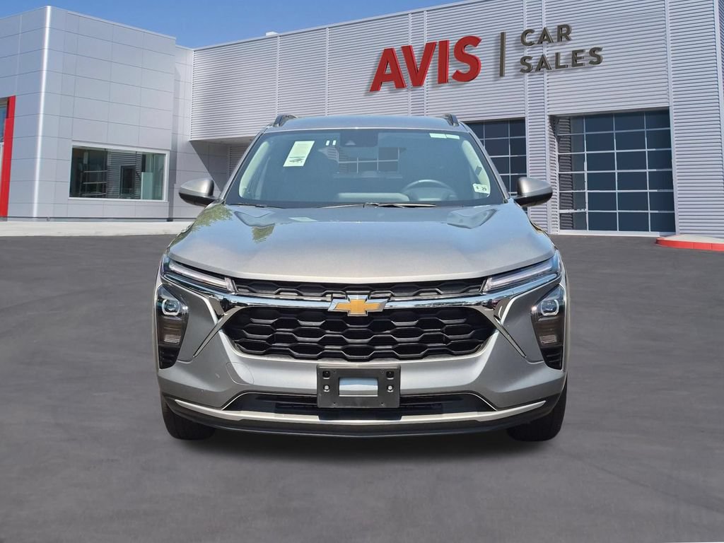 Used 2025 Chevrolet Trax LT w/ LT Convenience Package FWD image 2
