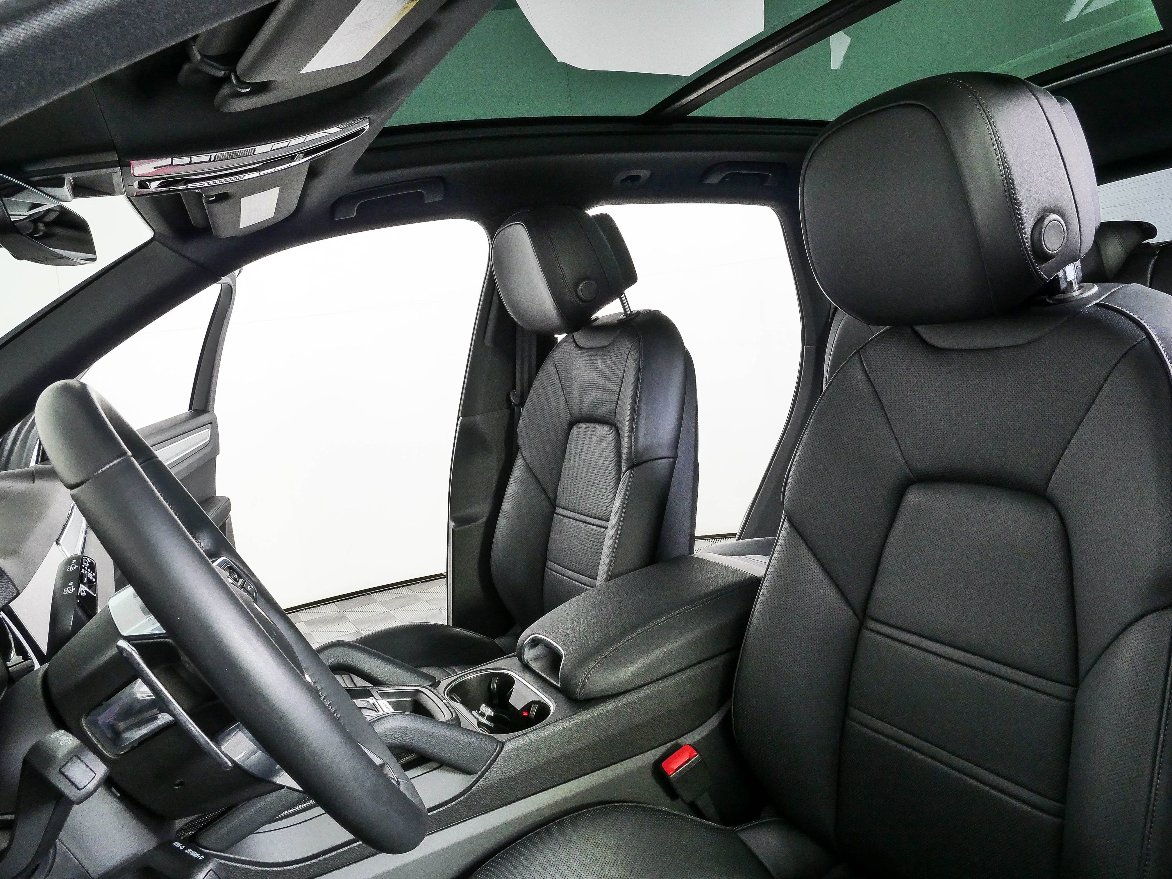 Certified 2023 Porsche Cayenne AWD/4WD image 5