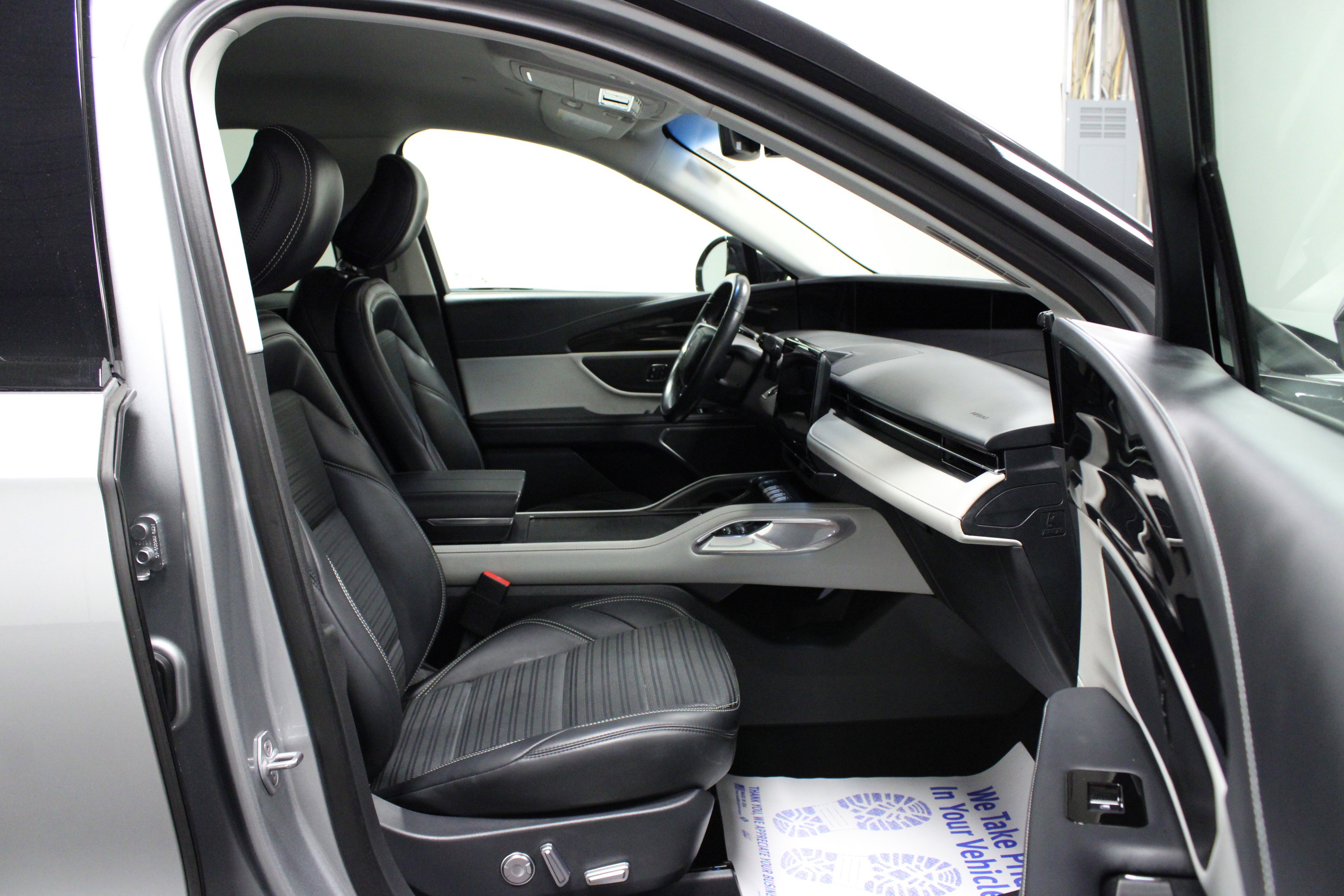 Used 2024 Lincoln Nautilus Reserve image 16