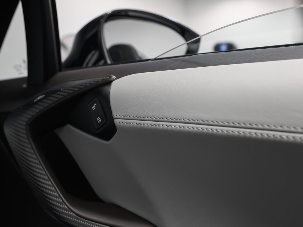 Used 2019 BMW i8 image 25