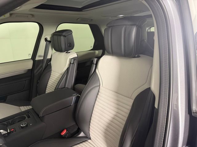 New 2026 Land Rover Discovery Limited Edition image 19