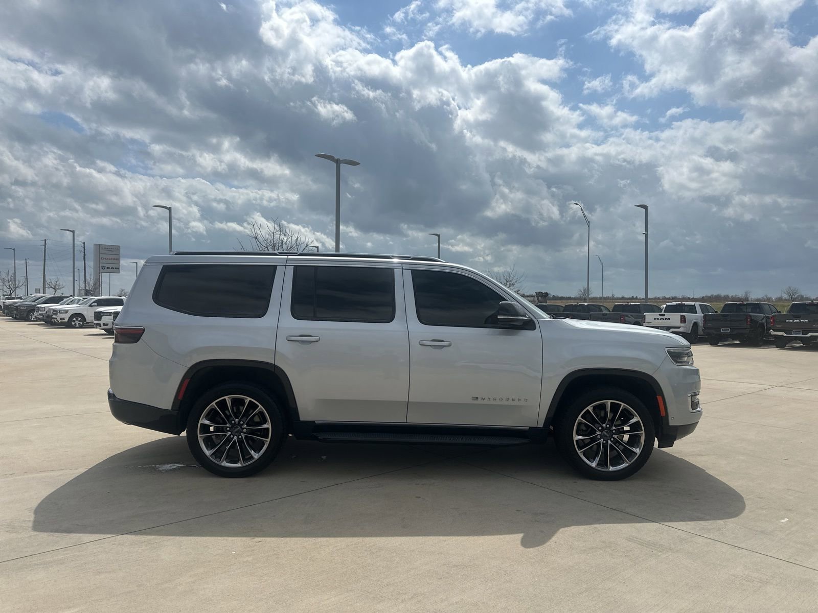 Used 2023 Jeep Wagoneer Series II w/ Premium Group I image 5