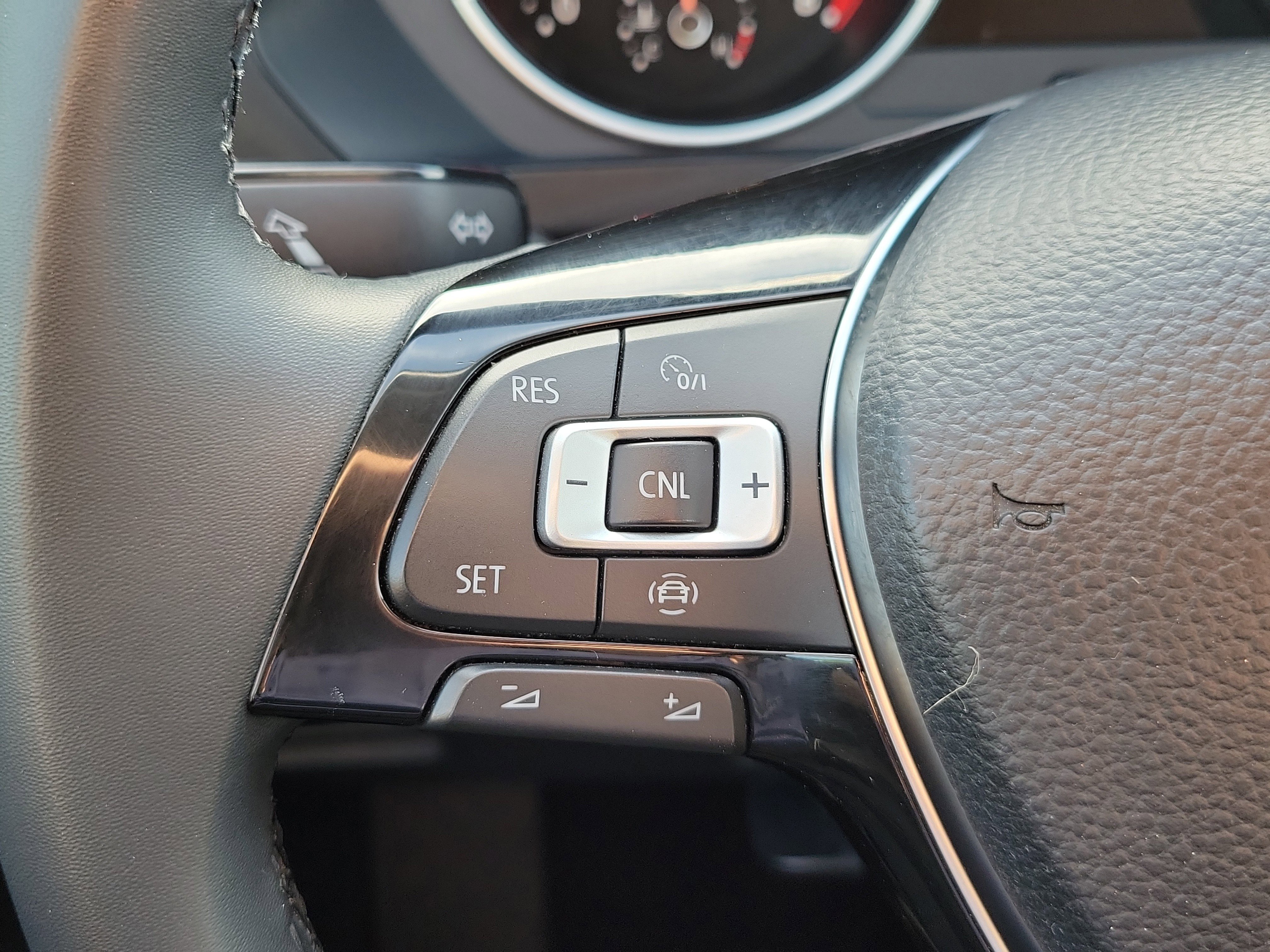 Used 2020 Volkswagen Tiguan SE image 26