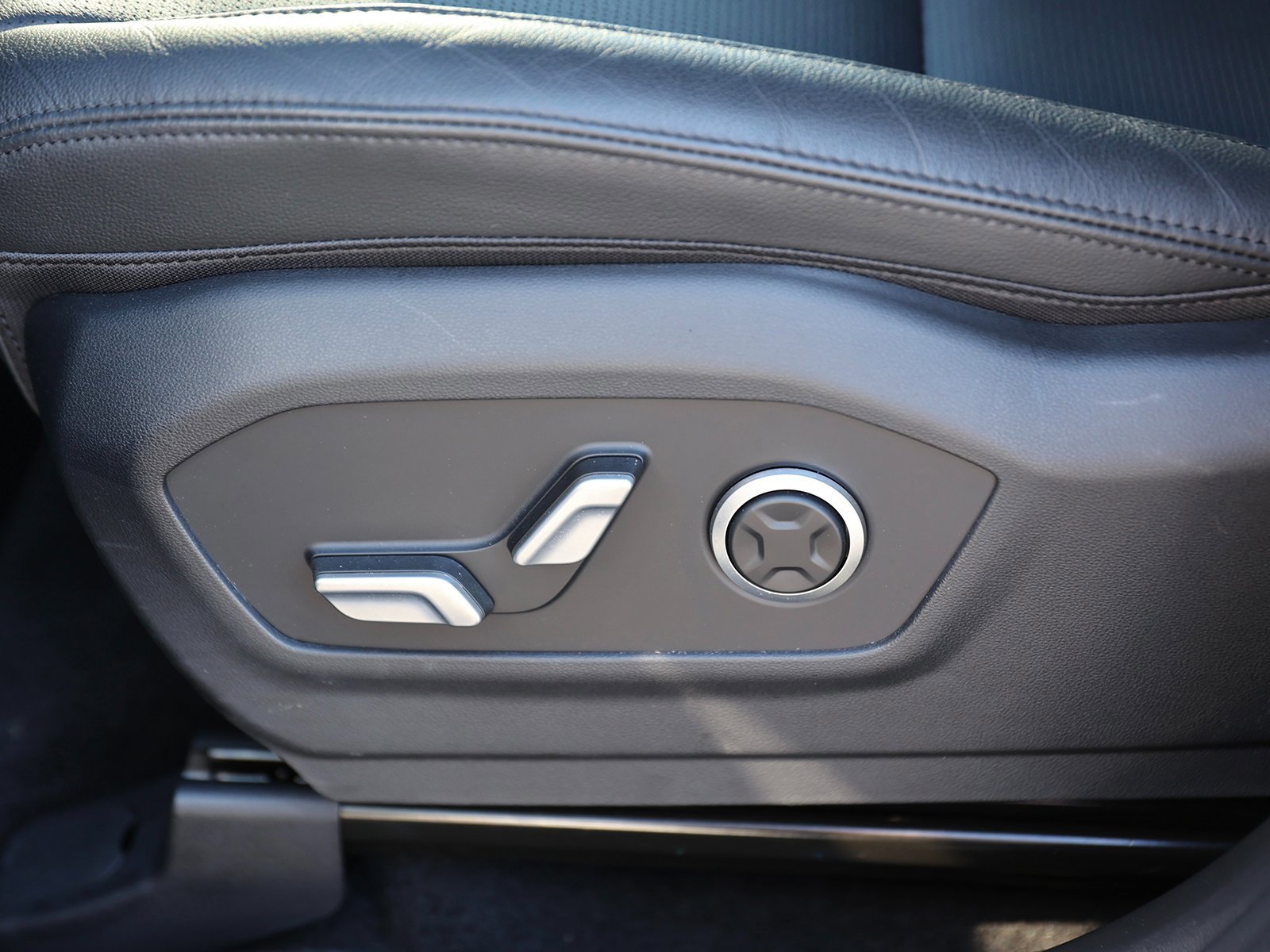 Certified 2025 Hyundai Santa Fe Limited image 21