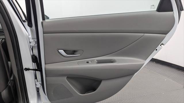 Used 2025 Hyundai Elantra SE FWD image 21