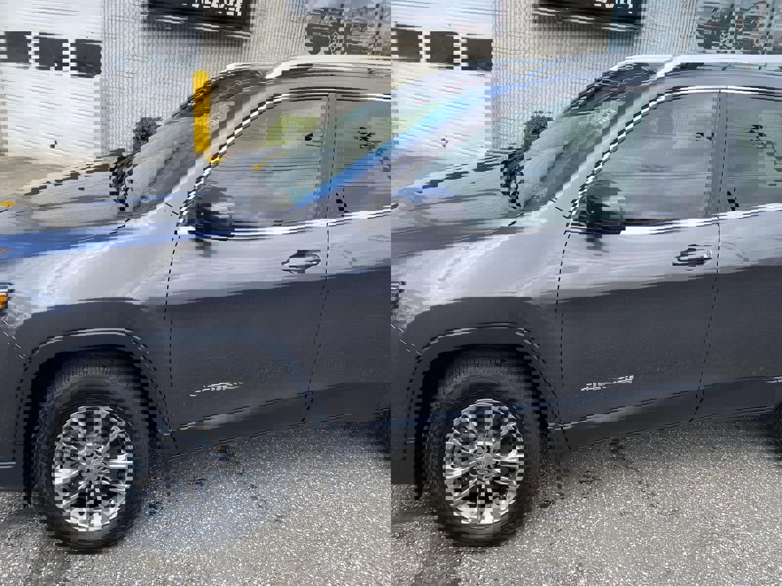 Used 2020 Jeep Cherokee Latitude Plus w/ Cold Weather Group image 3