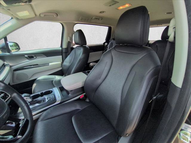 Used 2023 Kia Carnival LX FWD image 14
