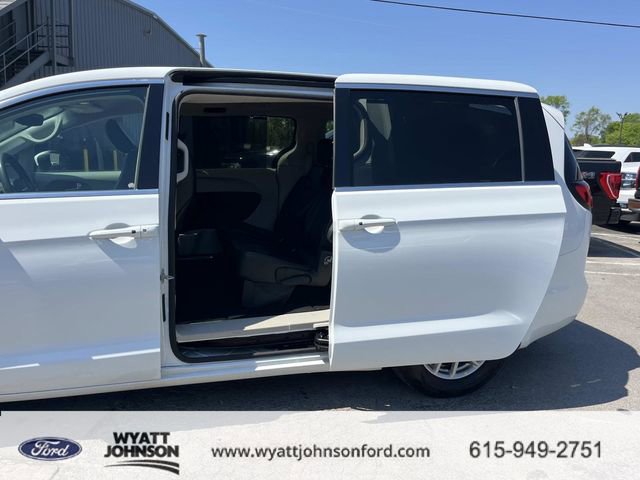 Used 2023 Chrysler Pacifica Touring-L image 19