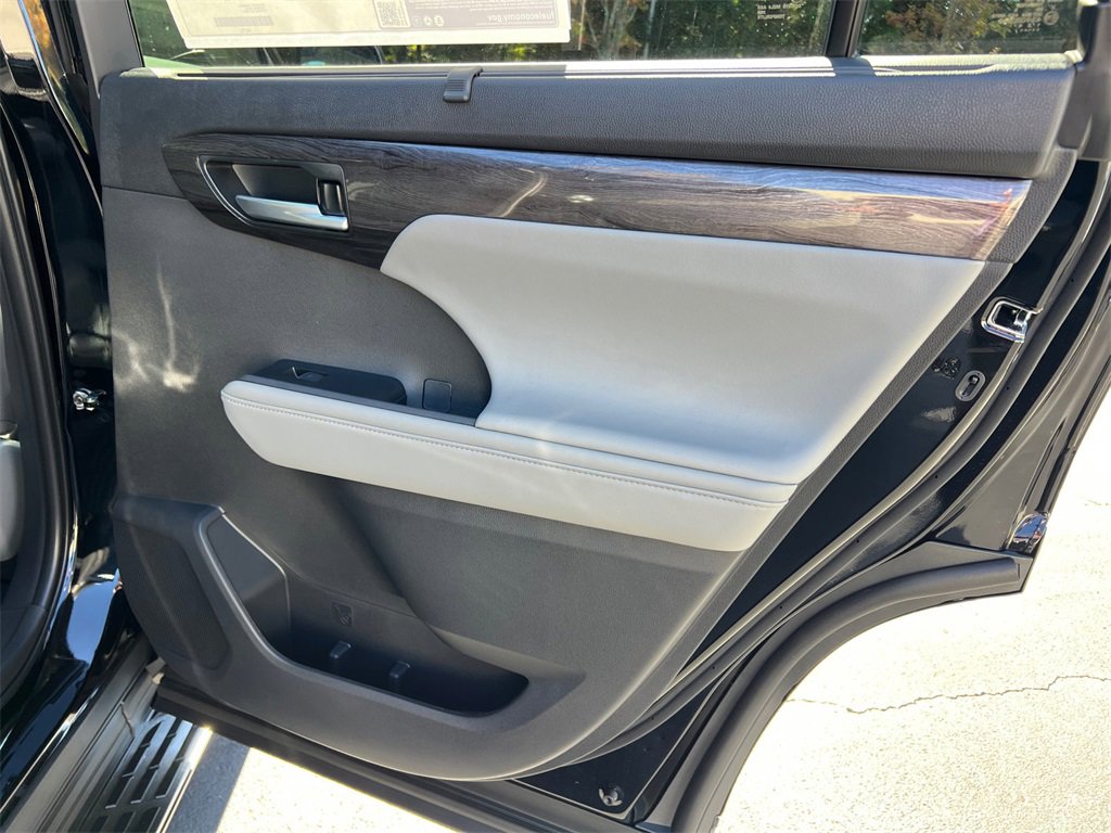 New 2026 Toyota Highlander Limited image 16