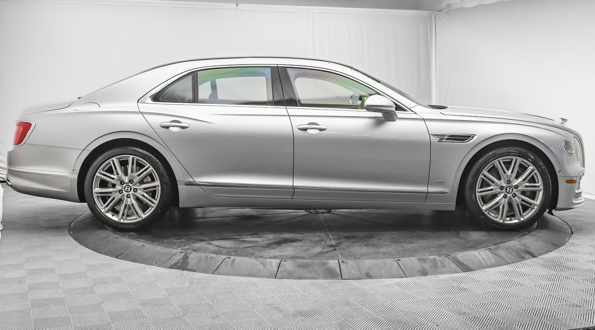 Used 2022 Bentley Flying Spur V8 image 5