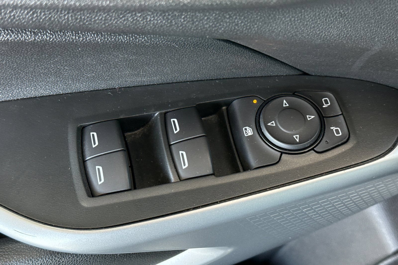 Used 2025 Chevrolet Trax LS FWD image 17