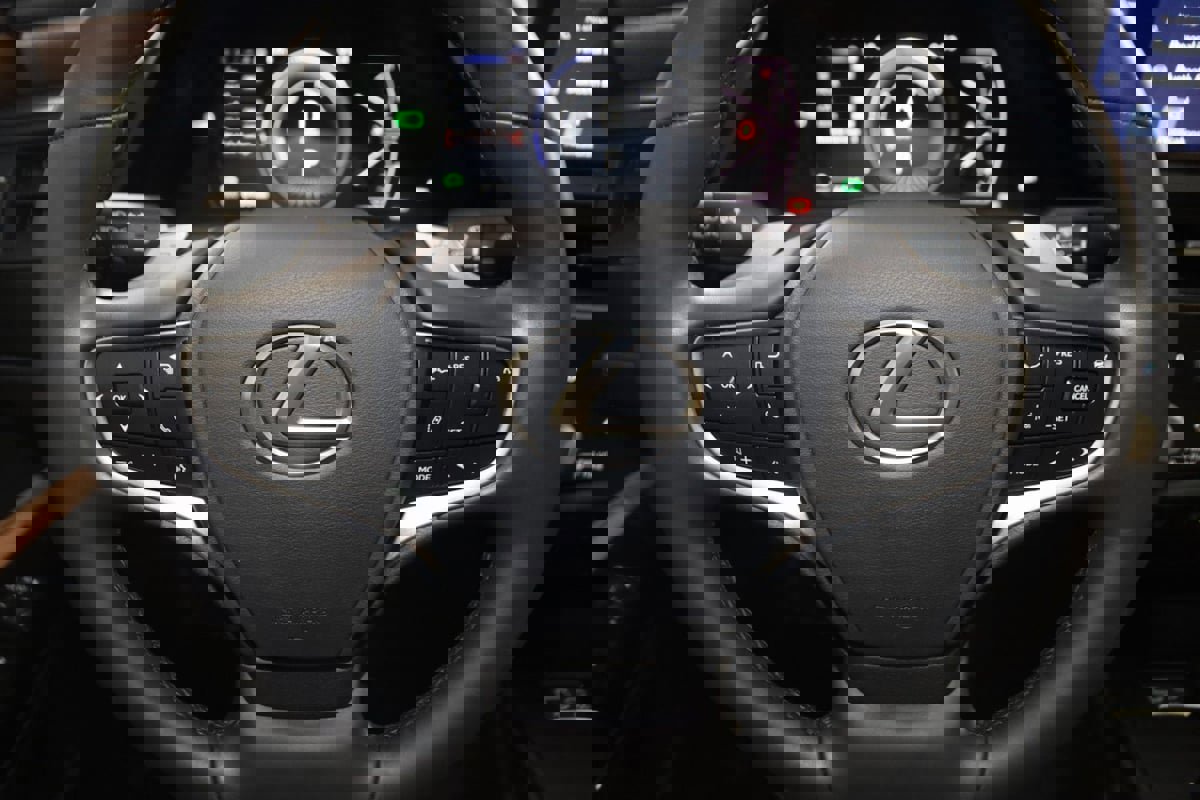 Used 2025 Lexus ES 300h F Sport w/ Accessory Package (Z1) image 37