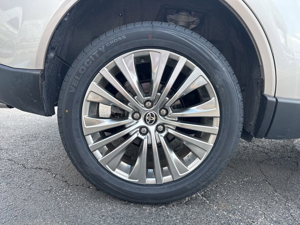 Certified 2023 Toyota Venza XLE AWD/4WD image 48