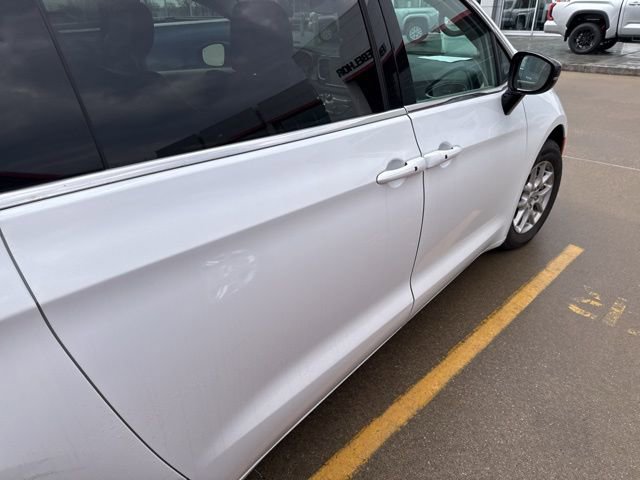 Used 2024 Chrysler Pacifica Touring-L image 13