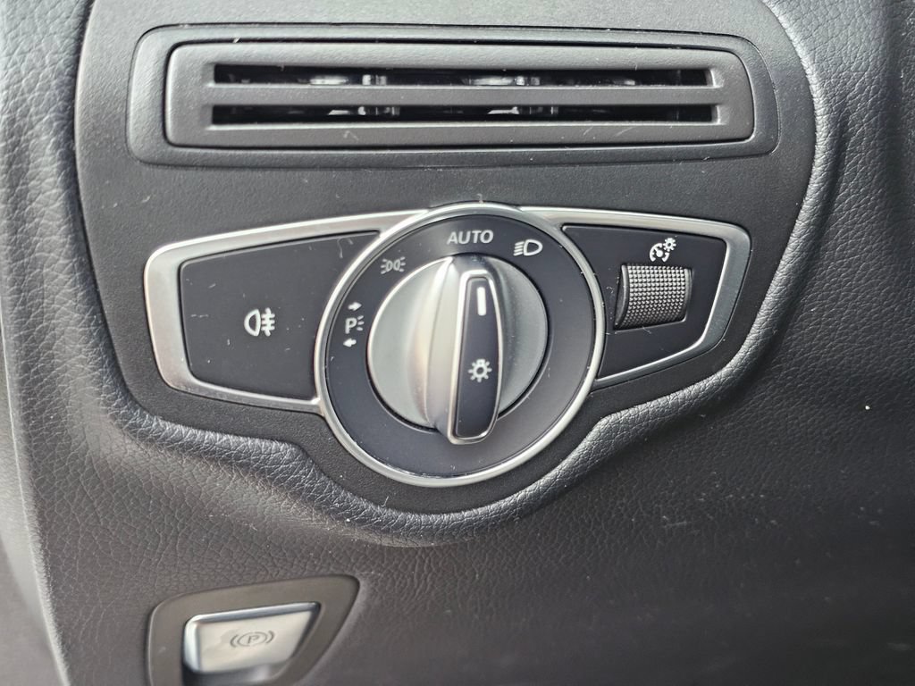 Used 2019 Mercedes-Benz GLC 300 4MATIC image 27